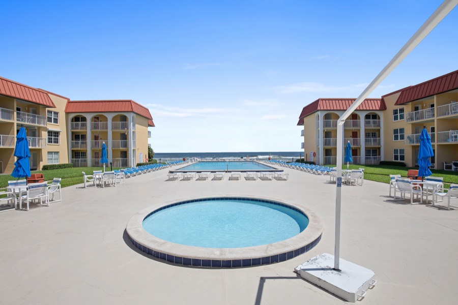 Kiddie pool and lap pool stretching toward the ocean